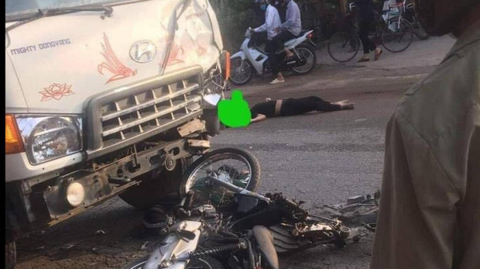 HIện trường vụ tai nạn đấu đầu với xe tải, hai thanh niên đi xe máy tử vong tại chỗ trên địa bàn huyện Ba Vì