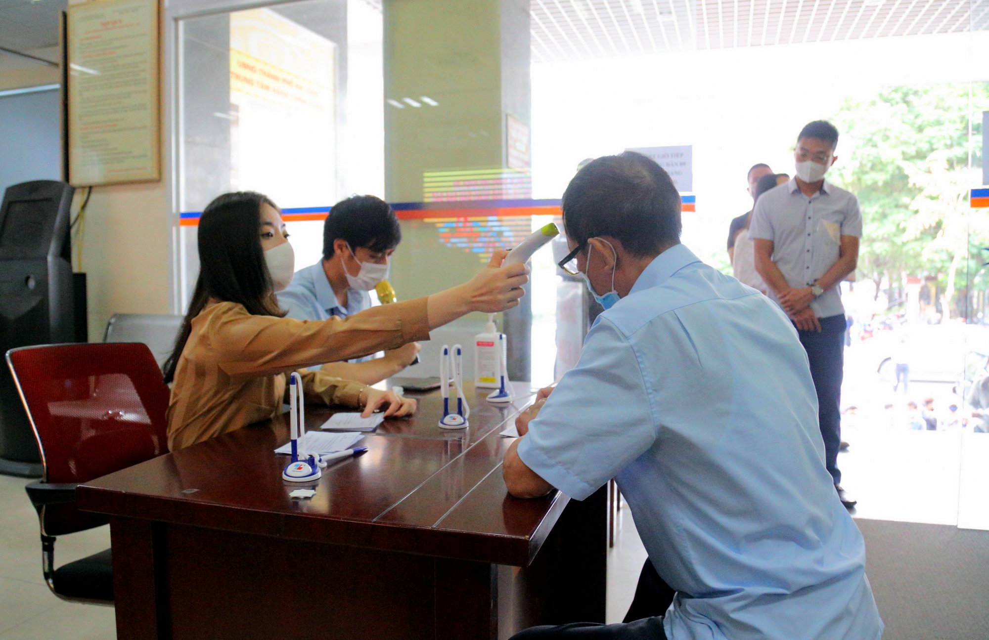 Trung tâm Hành chính công TP Hạ Long tiến hành phân luồng công dân đến làm việc tại trụ sở, thực hiện nghiêm việc kiểm soát thân nhiệt và thông tin y tế.