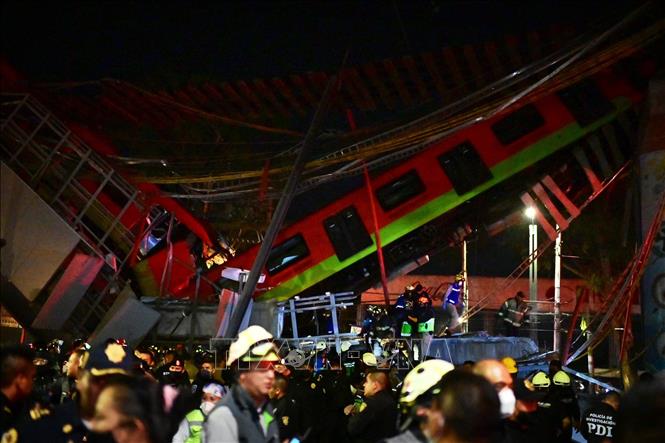  Lực lượng cứu hộ làm nhiệm vụ tại hiện trường vụ sập đường sắt trên cao ở Mexico City, Mexico ngày 3/5/2021. Ảnh: AFP/TTXVN