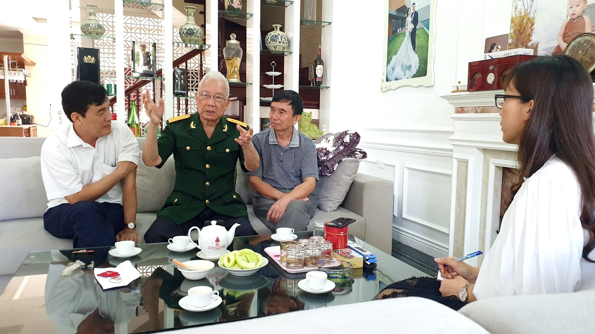 Đại tá Phùng Ngọc Hùng (ngồi giữa) đang hào hứng kể chuyện về chiến dịch Điện Biên Phủ