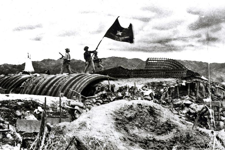Ngày 7/5/1954, quân ta toàn thắng ở Điện Biên phủ. Lá cờ Quyết chiến quyết thắng của Hồ Chủ tịch tặng các đơn vị tham gia chiến dịch Điện Biên phủ tung bay rực rỡ trên nóc hầm chỉ huy của địch Ảnh tư liệu