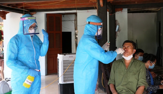 Lực lượng y tế lấy mẫu xét nghiệm COVID-19 tại Yên Bái.