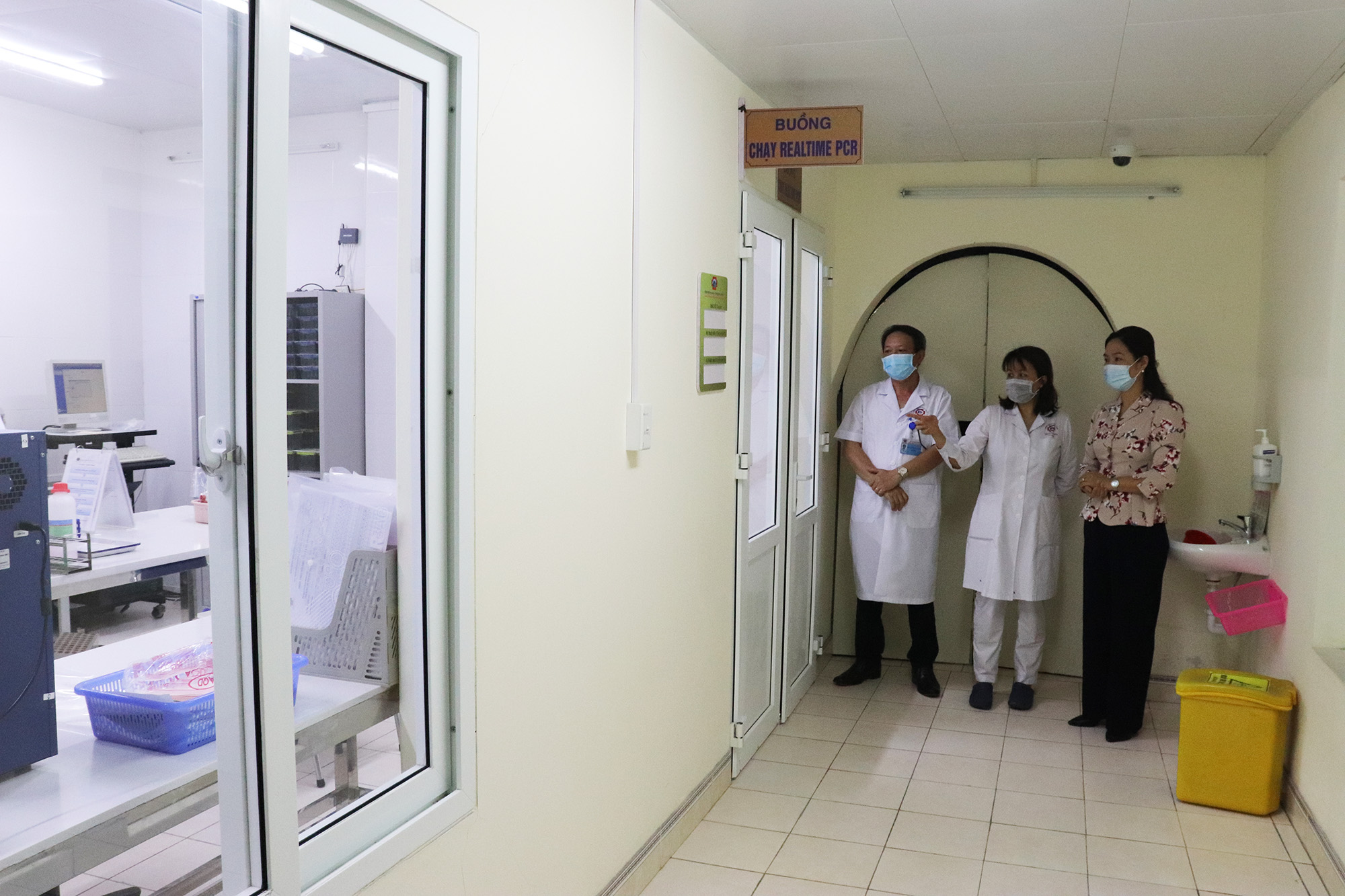 Đồng chí Nguyễn Thị Hạnh, Phó Chủ tịch UBND tỉnh kiểm tra phòng xét nghiệm Covid-19 tại Bệnh viện Đa khoa tỉnh Quảng Ninh.