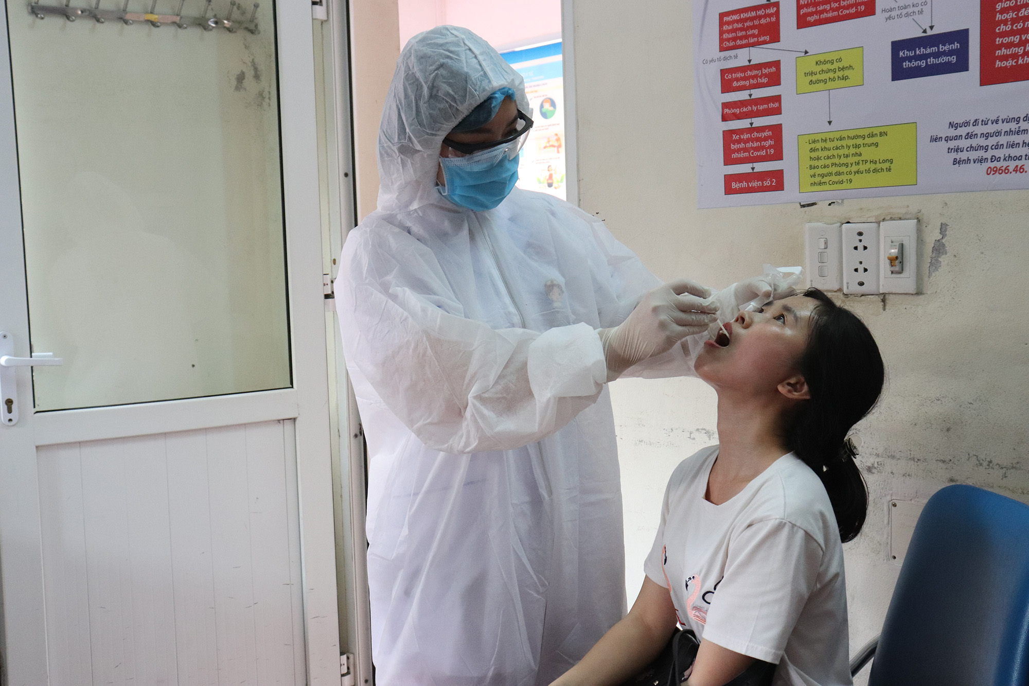 Người dân lấy mẫu xét nghiệm Covid-19 tại Bệnh viện Đa khoa tỉnh Quảng Ninh.