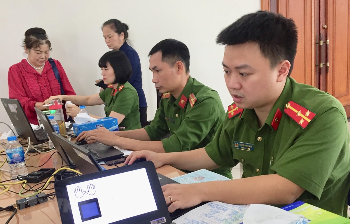 Công an thành phố Hà Nội thực hiện làm thẻ căn cước công dân gắn chíp cho người dân. (Ảnh: Nguyễn Thắng/TTXVN)