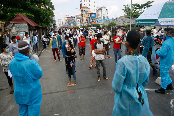 Người dân vùng phong tỏa ở Phnom Penh, Campuchia chờ tiêm vắc-xin. Ảnh: Khmer Times