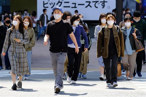 Người dân đeo khẩu trang phòng dịch COVID-19 tại Tokyo, Nhật Bản ngày 18/4/2021. (Ảnh: AFP/TTXVN)