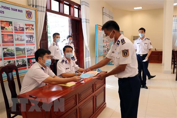 Cán bộ, chiến sỹ lấy phiếu bầu tại Trụ sở Cảnh sát biển Vùng 3. (Ảnh: Đoàn Mạnh Dương/TTXVN)