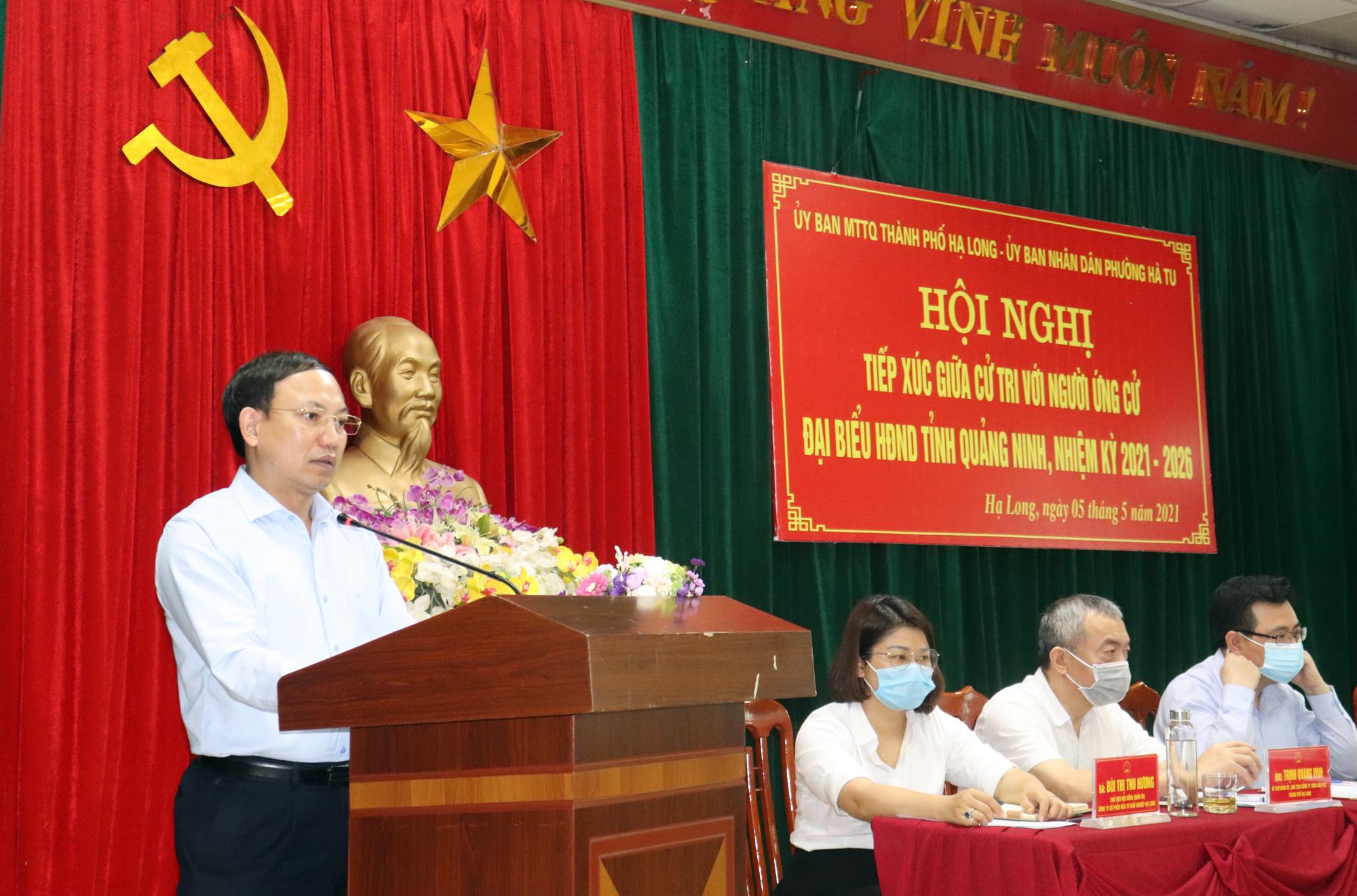 Đồng chí Nguyễn Xuân Ký, Ủy viên BCH Trung ương Đảng, Bí thư Tỉnh ủy, Chủ tịch HĐND tỉnh phát biểu tại hội nghị. 
