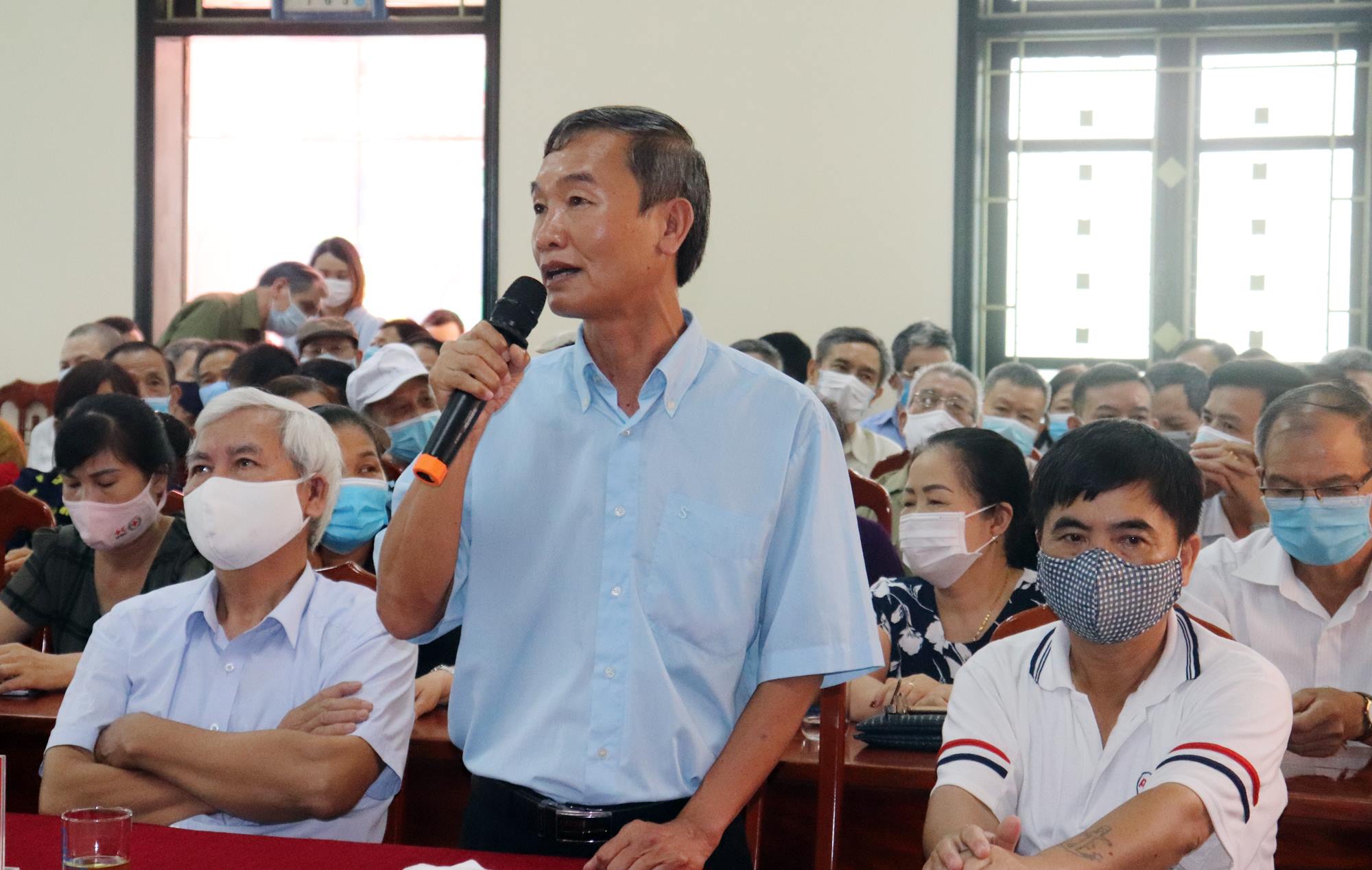 Cử tri phường Hà Tu phát biểu ý kiến tại hội nghị. 