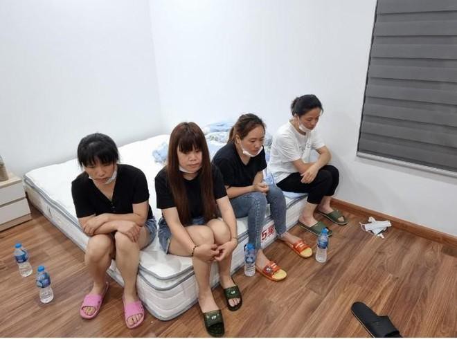Nhóm người Trung Quốc tại căn hộ chung cư.