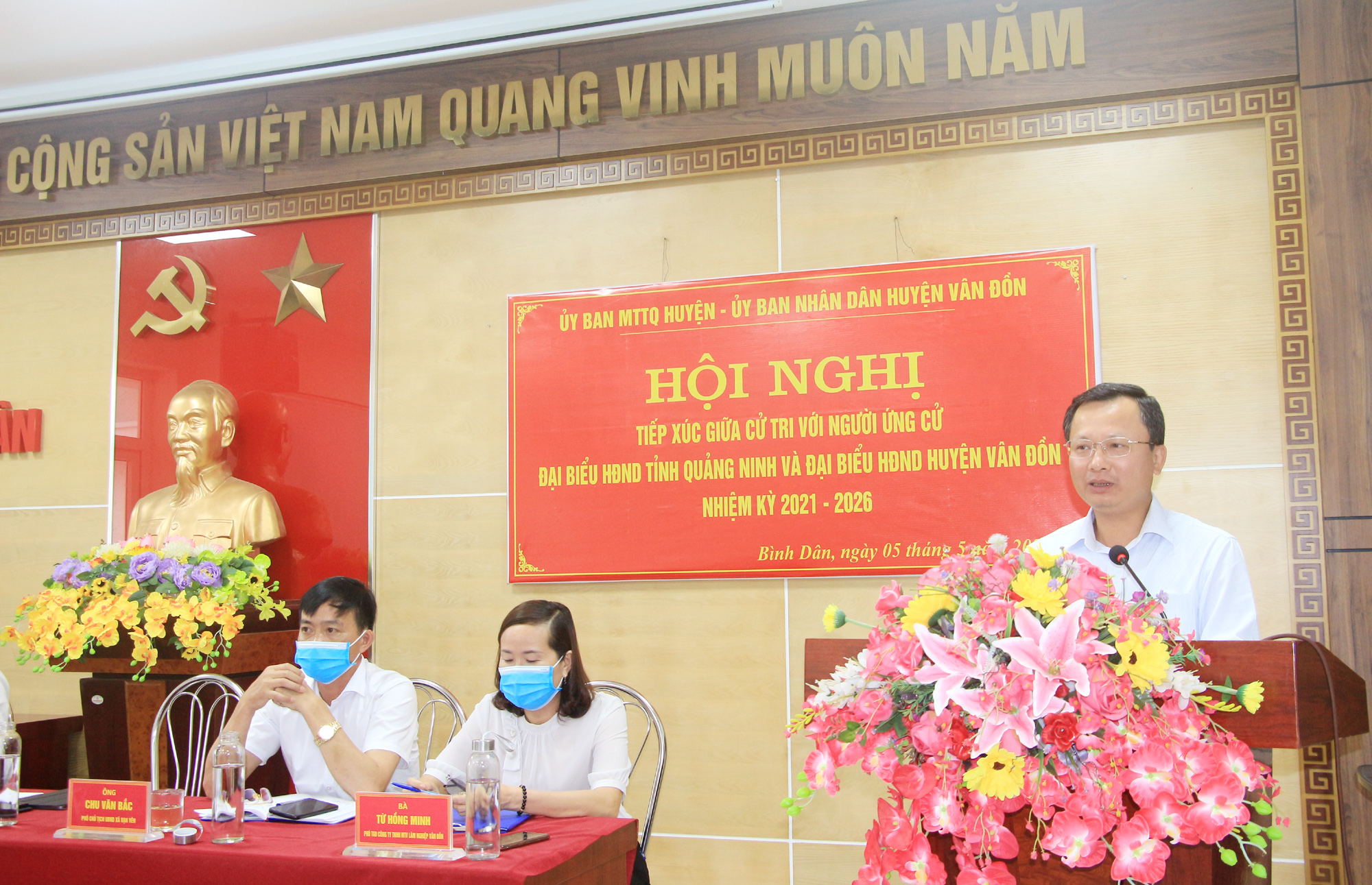 Đồng chí Cao Tường Huy, Phó Chủ tịch Thường trực UBND tỉnh, người ứng cử đại biểu HĐND tỉnh khóa XIV nhiệm kỳ 2021-2026 tại huyện Vân Đồn, phát biểu tại hội nghị.