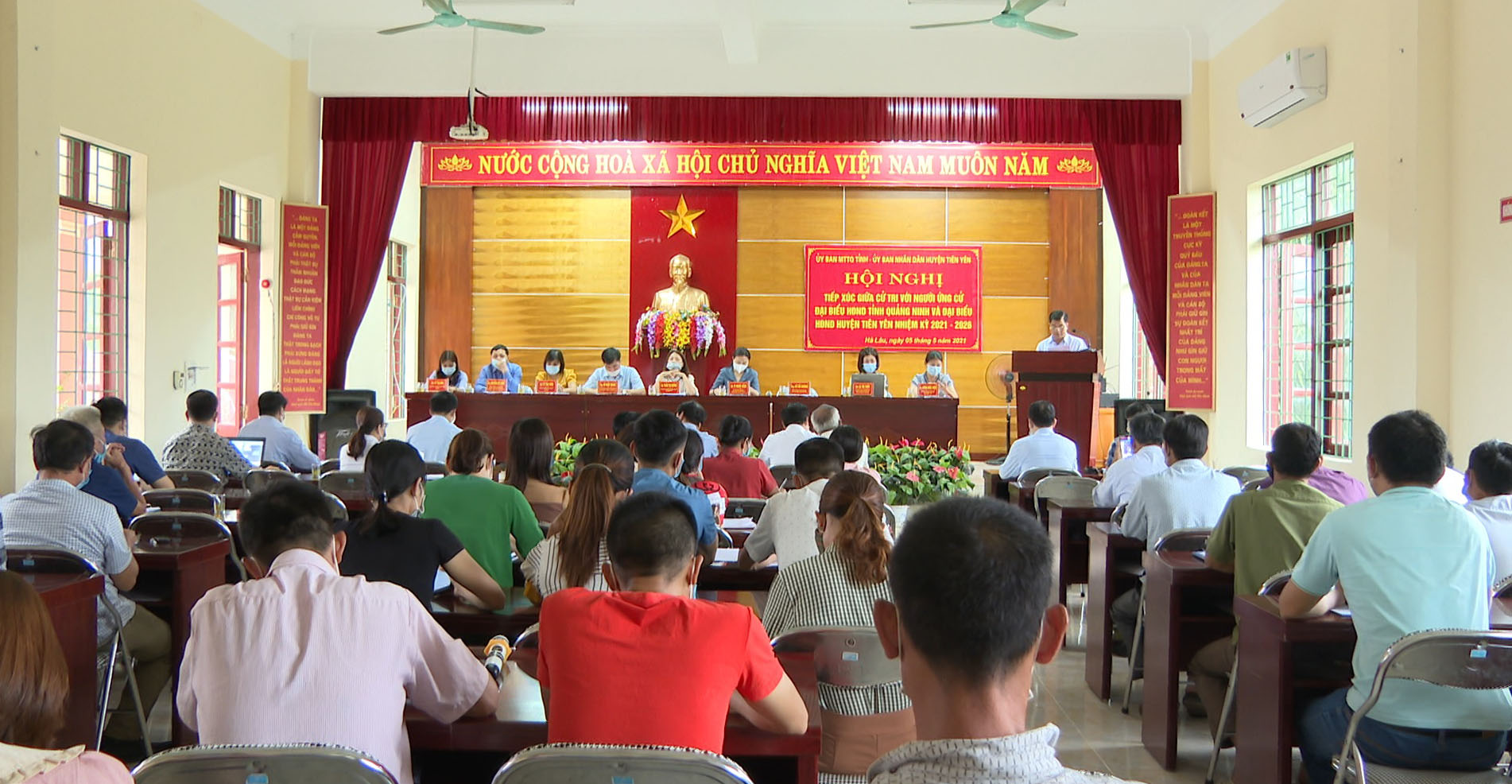 Quang cảnh buổi tiếp xúc giữa cử tri và những người ứng cử đại biểu HĐND tỉnh và huyện Tiên Yên nhiệm kỳ 2021 - 2026.