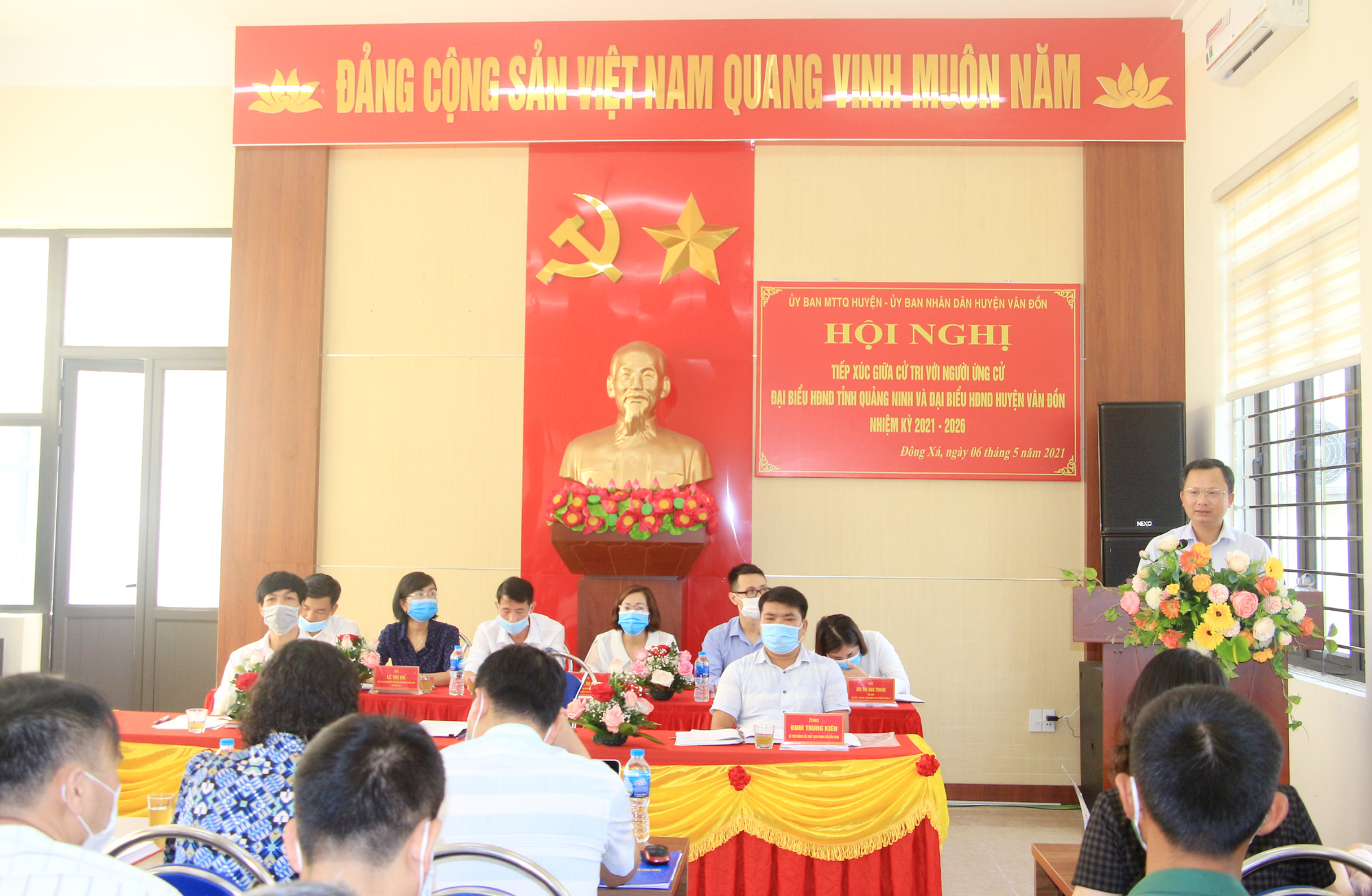 Ông Cao Tường Huy, Phó Chủ tịch Thường trực UBND tỉnh, Trưởng Ban Quản lý KKT Vân Đồn, phát biểu tại buổi tiếp xúc cử tri.