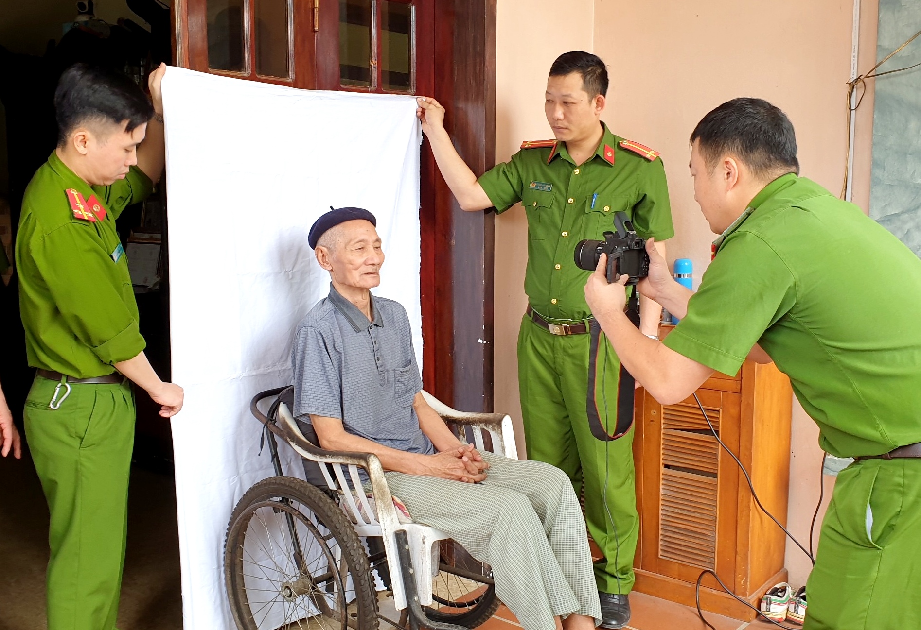 Việc chụp ảnh cho những người già, trong điều kiện thiếu thiết bị chuyên dụng cũng gặp không ít khó khăn.