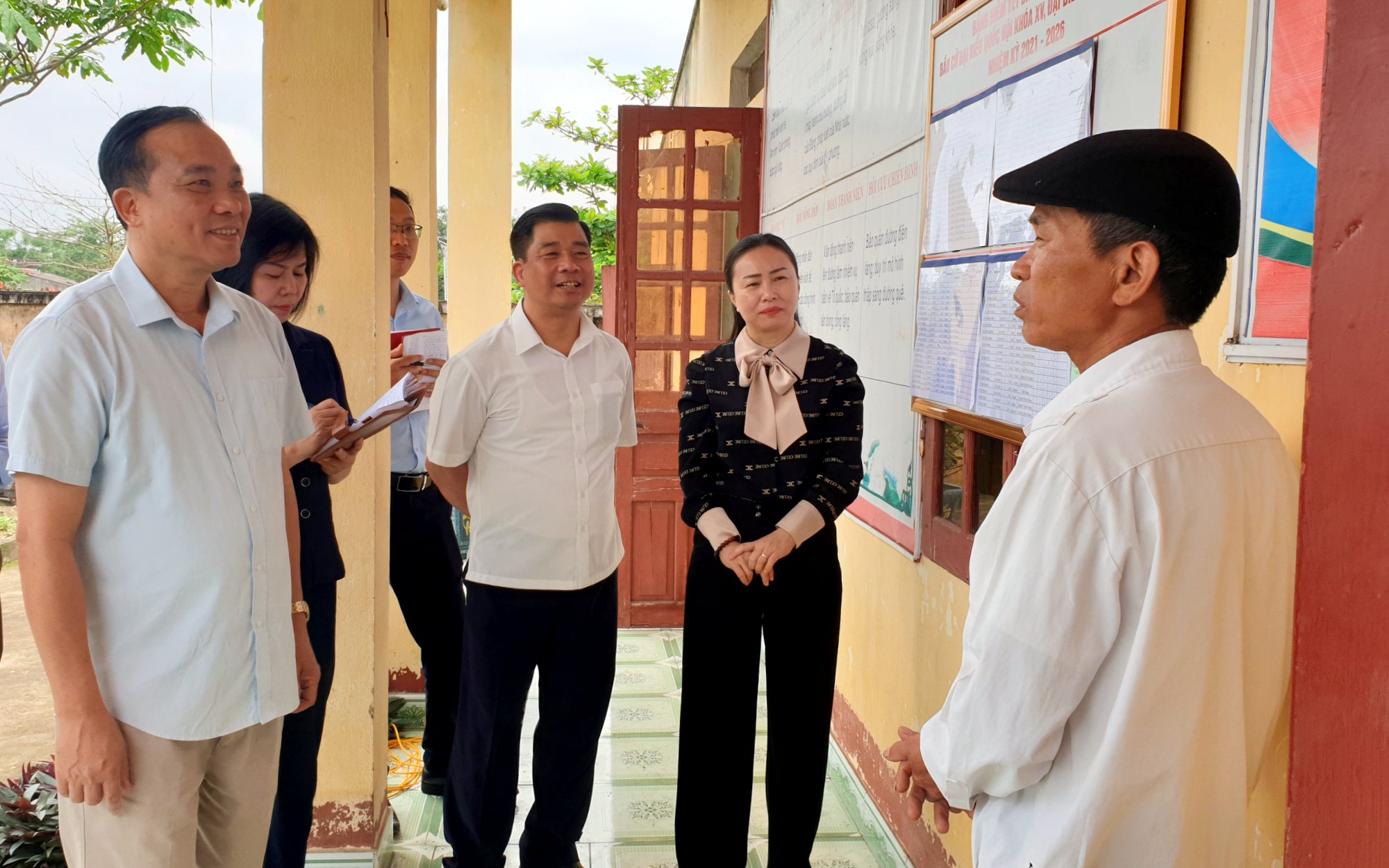 Đoàn công tác của Ủy ban Bầu cử tỉnh kiểm tra việc niêm yết danh sách cử tri tại Nhà văn hoá thôn Thượng, xã Đồng Rui.