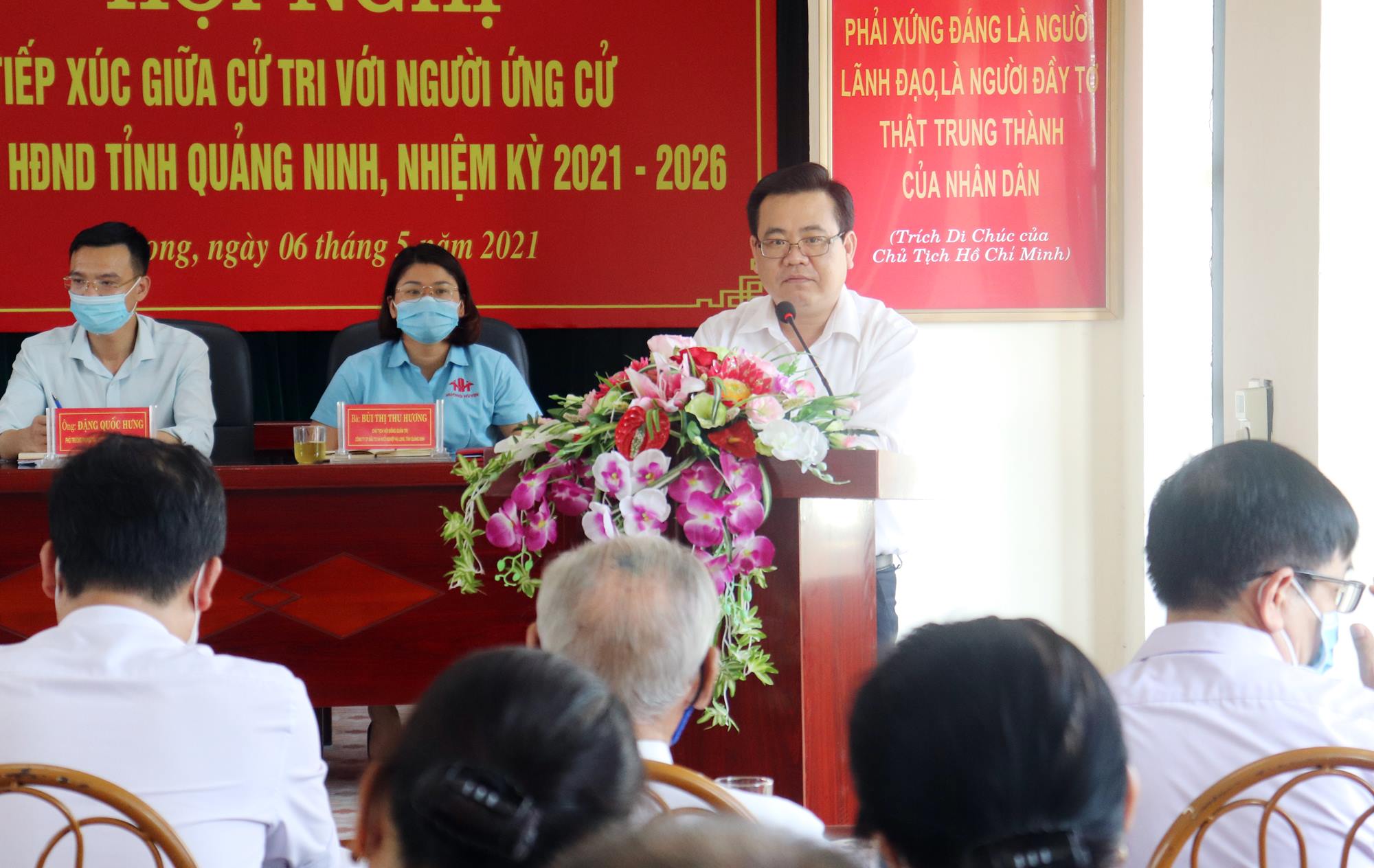 Ông Hoàng Bá Nam trình bày chương trình hành động trước cử tri. 