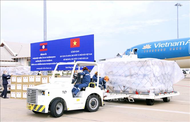 Bốc dỡ hàng hỗ trợ của Việt Nam giúp Lào đối phó với COVID-19, ngày 4/5/2021, tại sân bay quốc tế Vattay, thủ đô Viêng Chăn, Lào.