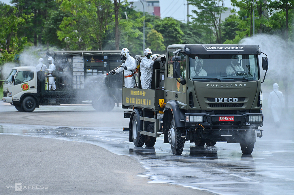 Binh chủng hoá học, bộ quốc phòng tiến hành phun khử trùng toàn bộ bênh viện Nhiệt Đới trung ương cớ sơ Đông Anh, Hà Nôi, ngày 6/5. Ảnh: Giang Huy.