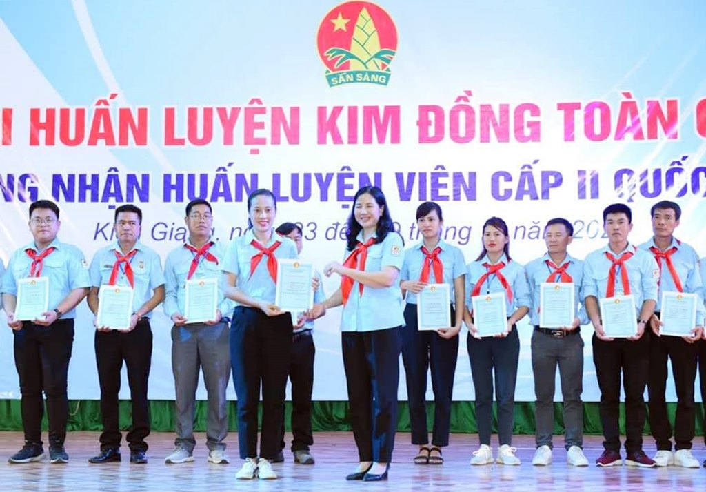 Lãnh đạo Hội Đồng đội Trung ương trao Chứng nhận cho cô Tô Thị Kiều Linh, giáo viên, Tổng phụ trách Đội, Trường PTCS Ngọc Vừng là Huấn luyện viên cấp 2 Trung ương, năm 2020. (Ảnh: Nhân vật cung cấp)