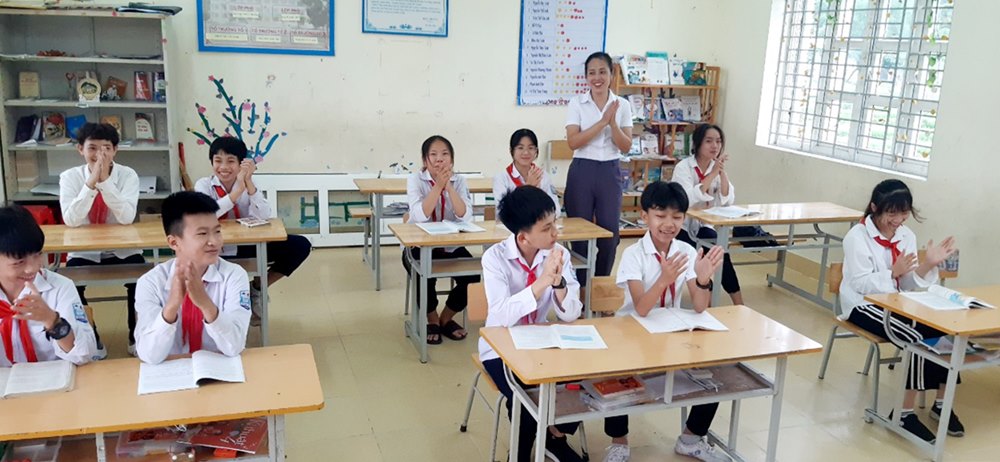 Cô giáo Tô Thị Kiều Linh yêu nghề, tận tâm với học trò trong các giờ học.