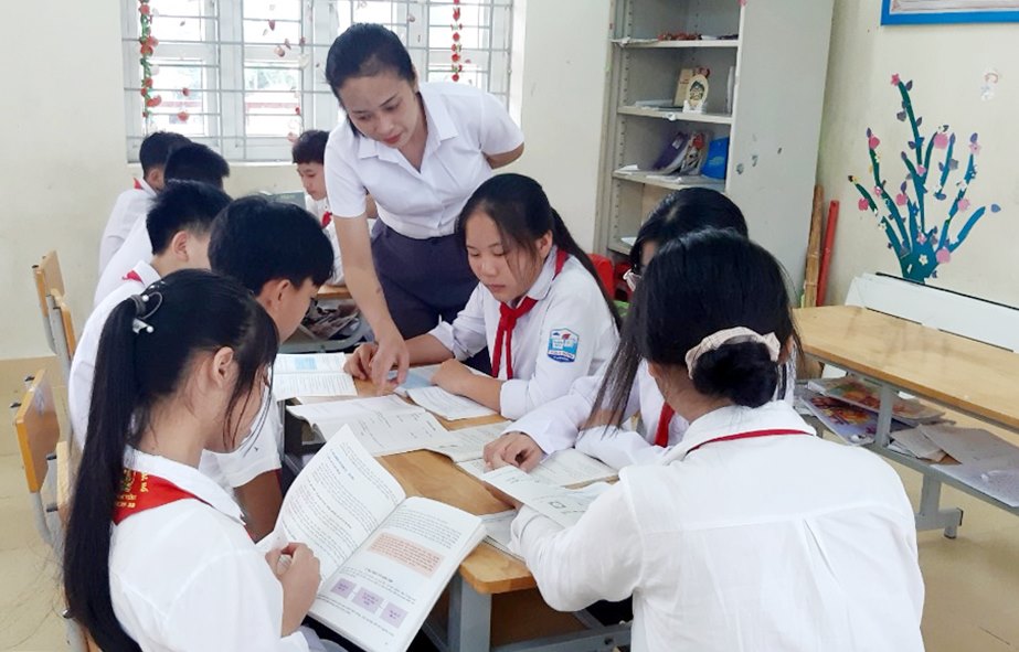 Cô Tô Thị Kiều Linh, giáo viên Trường PTCS Ngọc Vừng (huyện Vân Đồn), hướng dẫn các em tìm hiểu bài học.