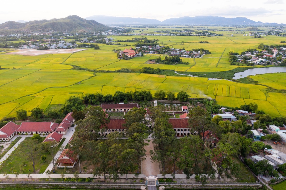 Tiểu chủng viện Làng Sông (huyện Tuy Phước), cách trung tâm TP Quy Nhơn hơn 10 km mang vẻ đẹp cổ kính, giữa cánh đồng lúa mênh mông, xanh ngát. Nơi đây có tên gọi Làng Sông, vì bao quanh là vùng ruộng đồng, sông nước