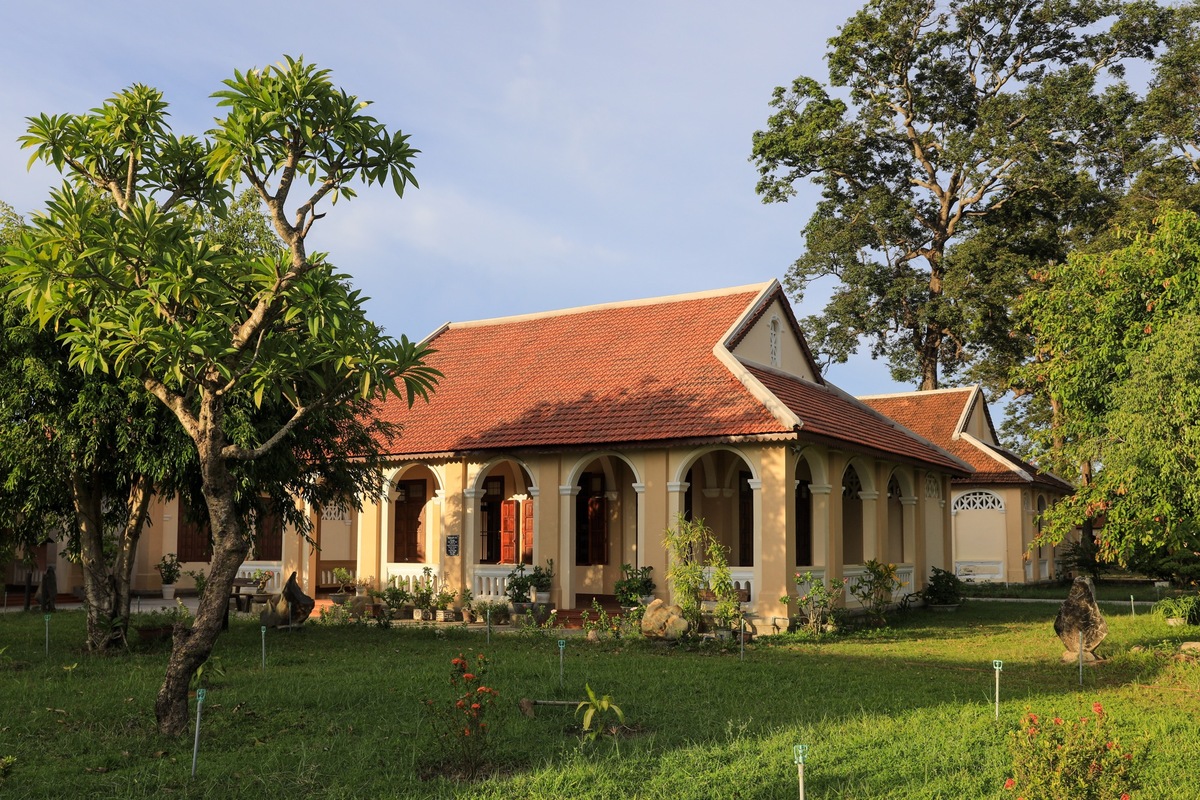 Tiểu chủng viện Làng Sông còn là nơi đặt một trong ba cơ sở in chữ Quốc ngữ đầu tiên của Việt Nam, gồm nhà in Tân Định (Sài Gòn), nhà in Ninh Phú (Hà Nội) và nhà in Làng Sông (Bình Định).