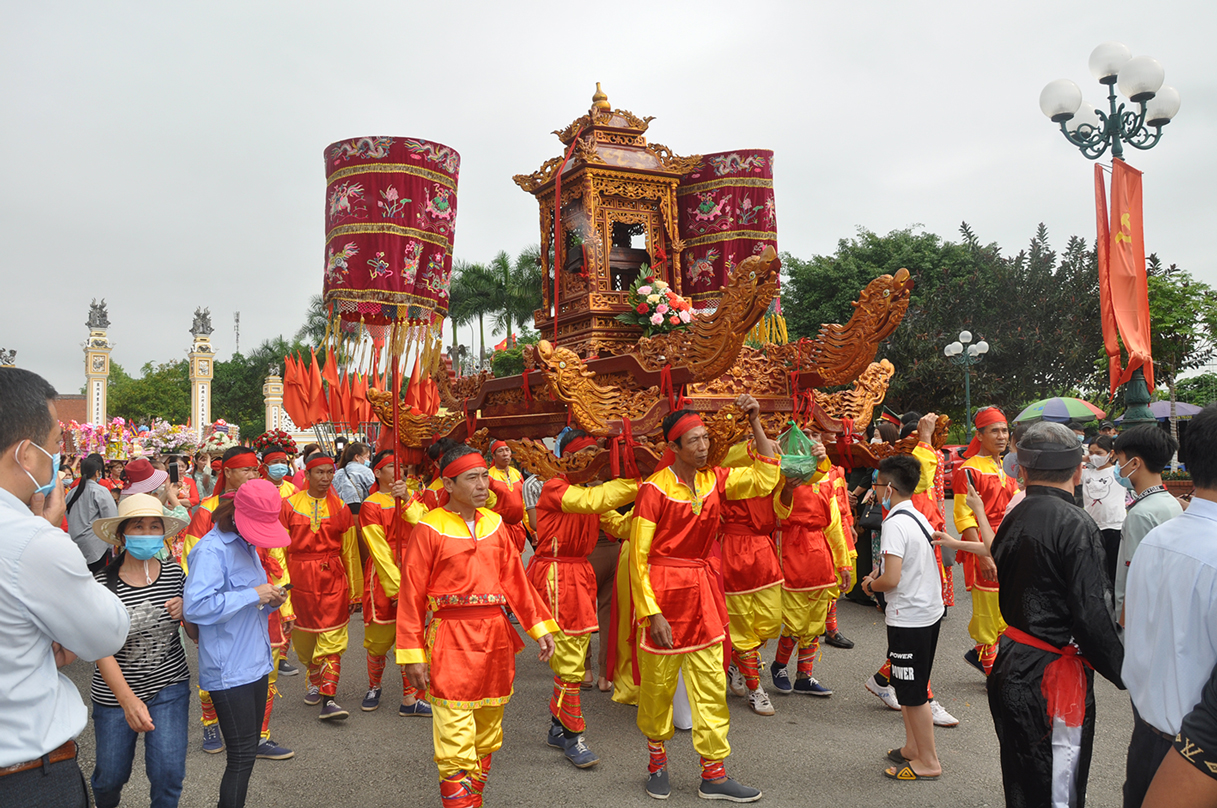  Các lễ hội trên địa bàn TX Quảng Yên được quản lý, tổ chức đảm bảo trang trọng, lành mạnh thu hút đông đảo người dân, du khách tham gia. Ảnh: Phan Hầng. 