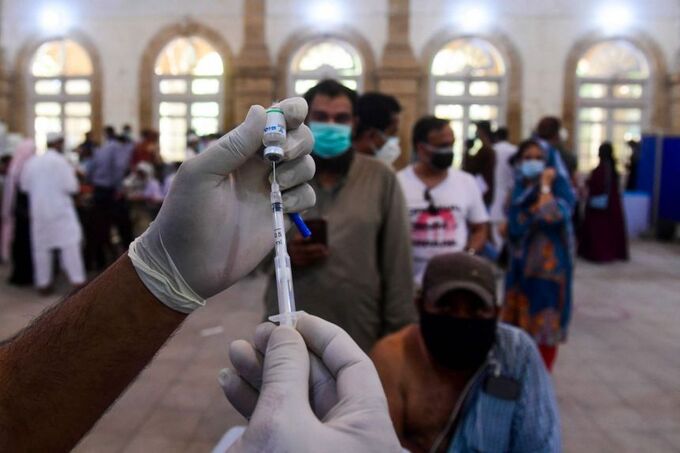 Y tá tiêm vaccine cho người dân ở Pakistan ngày 5/5. Ảnh: AP.