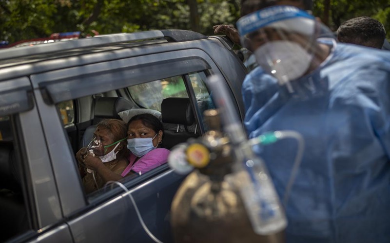 Người bệnh Covid-19 thở oxy bên trong xe ô-tô tại New Delhi, Ấn Độ. (Ảnh: AP)