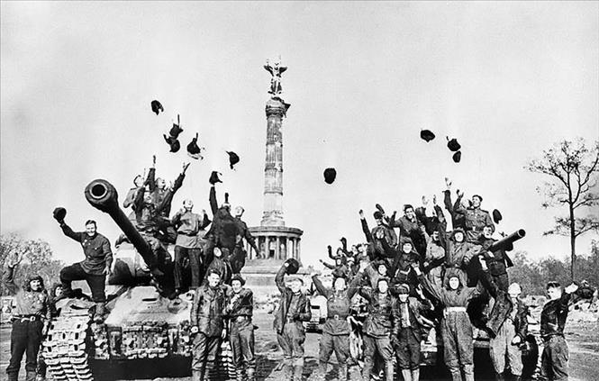 Các chiến sĩ Hồng quân Liên Xô vui mừng chiến thắng tại Berlin, ngày 9/5/1945, sau khi Đức chính thức ký tuyên bố đầu hàng Liên Xô và các nước đồng minh. Ảnh: Tư liệu quốc tế/TTXVN phát