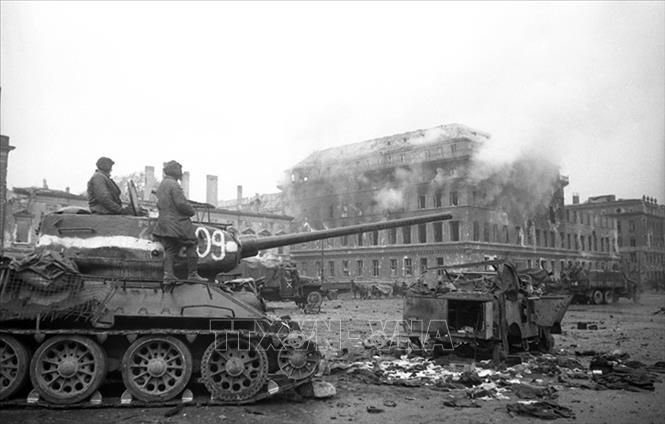 Xe tăng Liên Xô trên đường phố Berlin vừa được giải phóng, ngày 1/5/1945. Ảnh: Tư liệu quốc tế/TTXVN phát