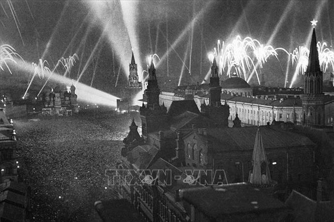 Pháo hoa mừng chiến thắng trên Quảng trường Đỏ ở Moskva, ngày 9/5/1945. Ảnh: Tư liệu quốc tế/TTXVN phát