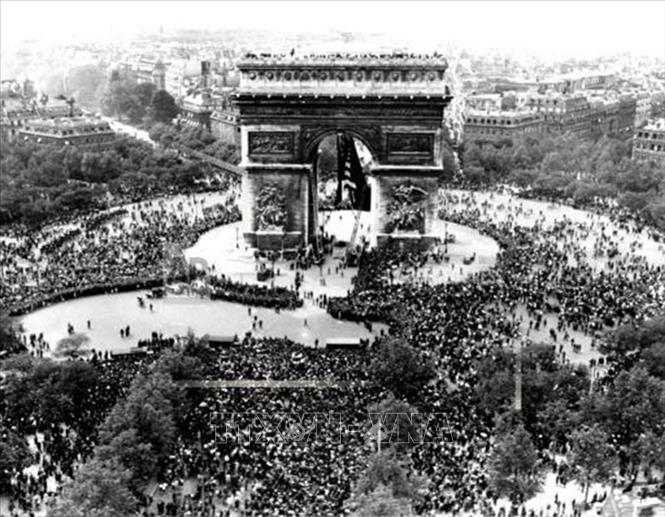 Không khí ăn mừng của hàng vạn người Pháp ở Khải Hoàn Môn, Paris (Pháp) vào ngày VE, 7/5/1945 khi Đức tuyên bố đầu hàng vô điều kiện trước quân Đồng minh. Ảnh: Tư liệu quốc tế/TTXVN phát