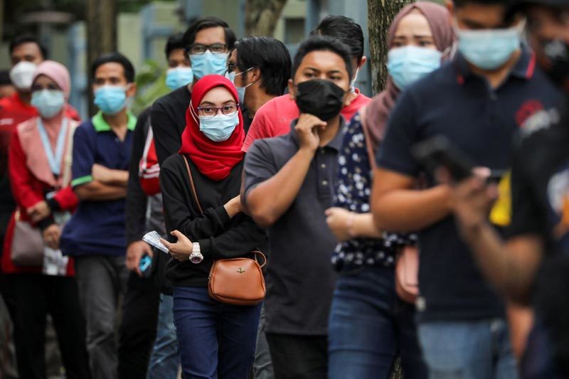 Người dân xếp hàng chờ xét nghiệm Covid-19 ở Shah Alam, Malaysia. Ảnh: Reuters