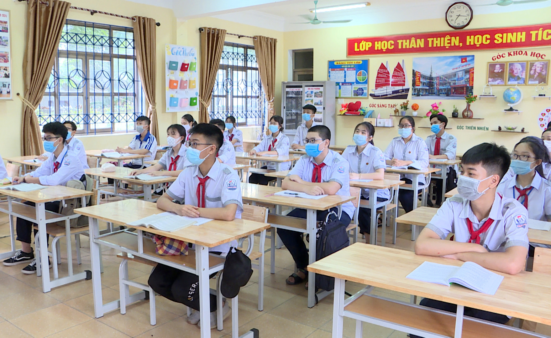 Hộc sinh lớp 9 trường THCS Suối Khoáng (TP Cẩm Phả) thực hiện giãn cách tại lớp học. 