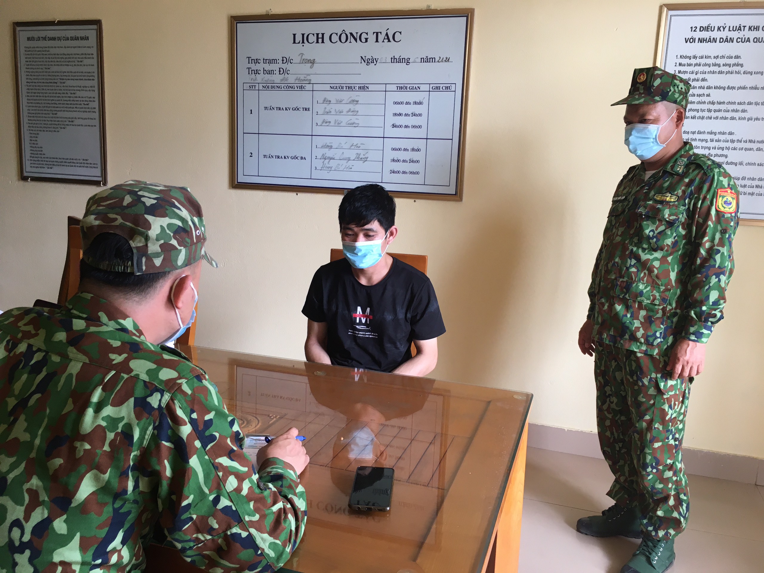 Đồn biên phòng Bắc Sơn (TP Móng Cái) bắt giữ đối tượng nhập cảnh trái phép (ngày 10/5).