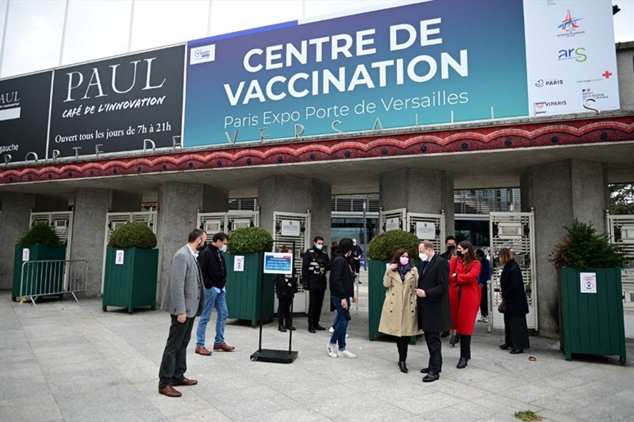 Một trung tâm tiêm chủng COVID-19 ở Paris, Pháp. Ảnh: AFP