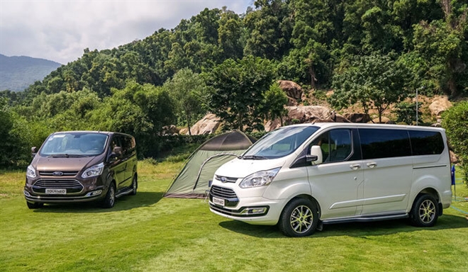 Ford Tourneo là mẫu xe cạnh tranh với Mercedes-Benz V-Class, Peugeot Traveller...