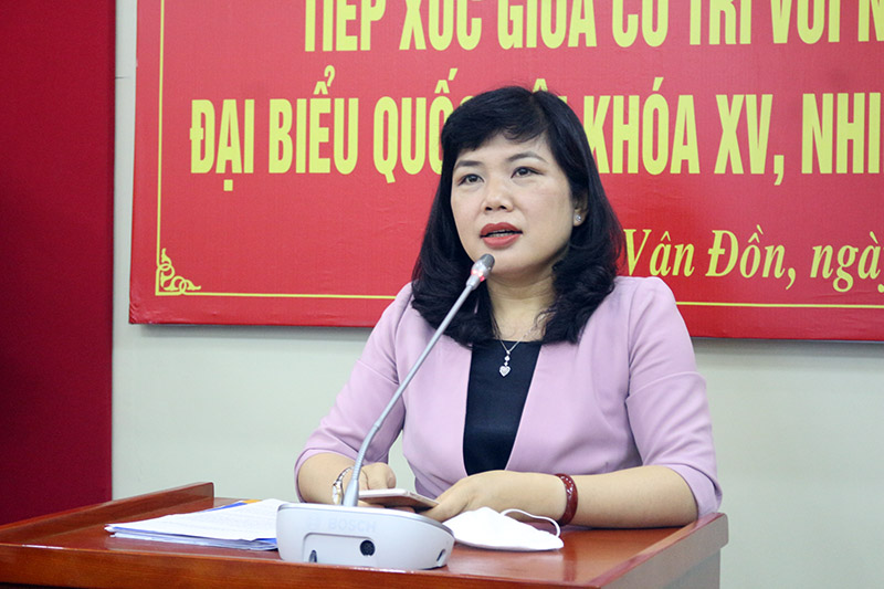 Bà Nguyễn Thị Thu Hà, Tỉnh ủy viên, Bí thư Huyện ủy Đầm Hà, ứng cử viên ĐBQH Khóa XV trình bày chương trình hành động