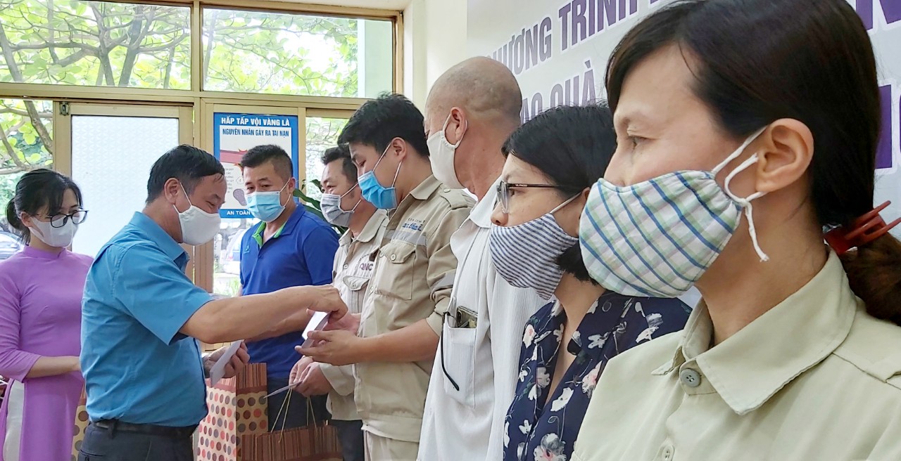 Lãnh đạo LĐLĐ tỉnh trao quà cho CNLĐ khó khăn của Công ty CP xi măng và xây dựng Quảng Ninh.