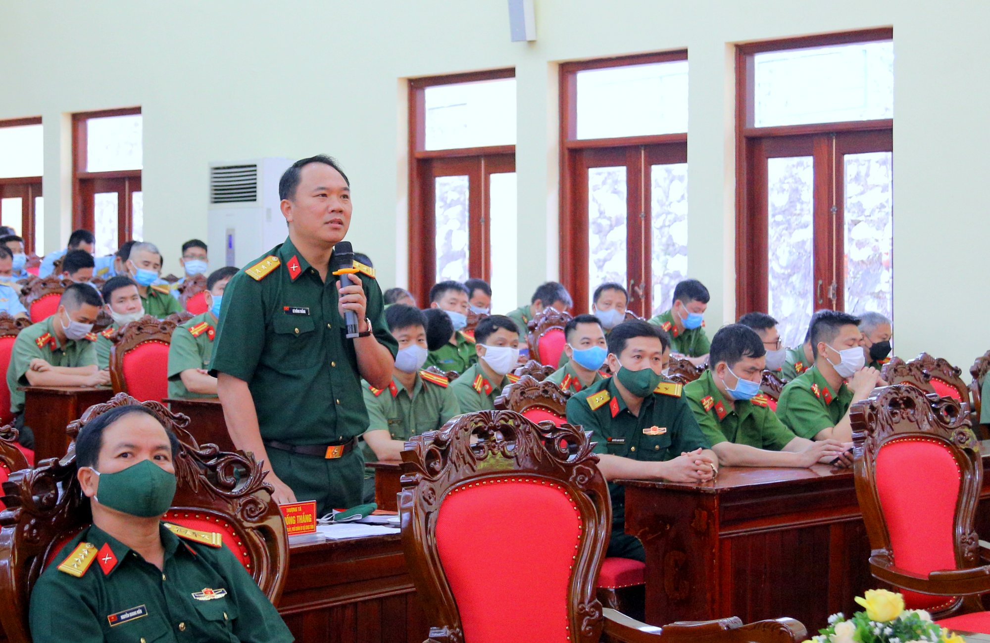 Đại diện các cử tri lực lượng vũ trang TP Hạ Long phát biểu ý kiến tại buổi tiếp xúc cử tri.