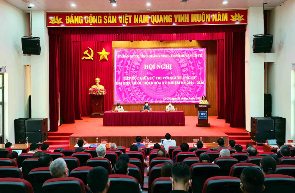 Quang cảnh hội nghị tiếp xúc cử tri đại biểu Quốc hội khóa XV tại huyện Cô Tô
