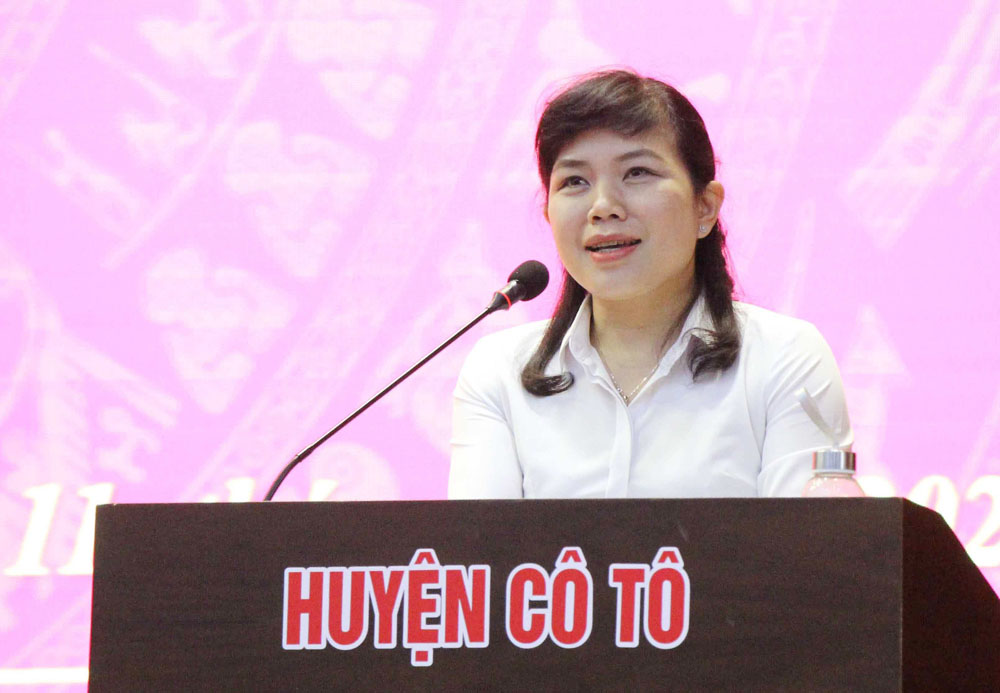 Bà Nguyễn Thị Thu Hà, Tỉnh ủy viên, Bí thư Huyện ủy Đầm Hà, ứng cử viên ĐBQH khóa XV trình bày chương trình hành động.
