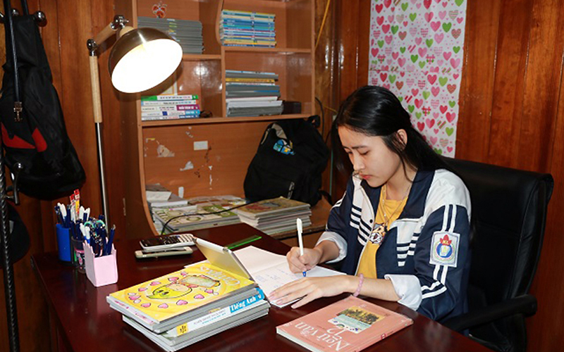 Học sinh lớp 12 tại Hà Nội ôn thi trực tuyến tại nhà. Ảnh: NGUYỄN TÀI