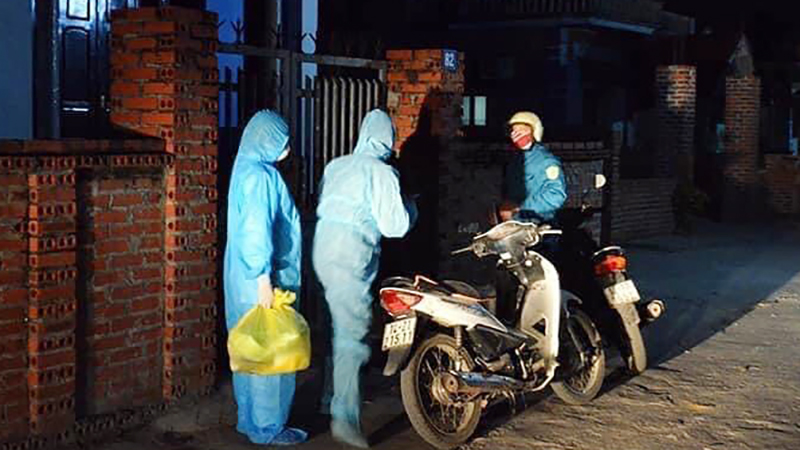 Lực lượng di chuyển trong đêm để truy vết lấy mẫu bệnh phẩm.
