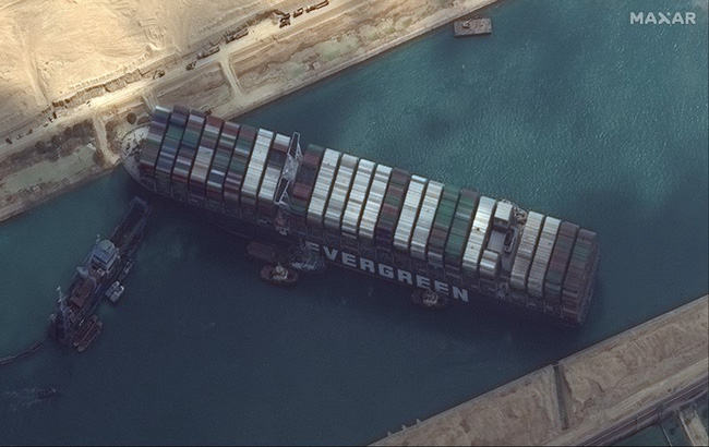 Tàu chở hàng Ever Given bị mắc kẹt ở kênh đào Suez vào tháng 3/2021. (Ảnh: AP)