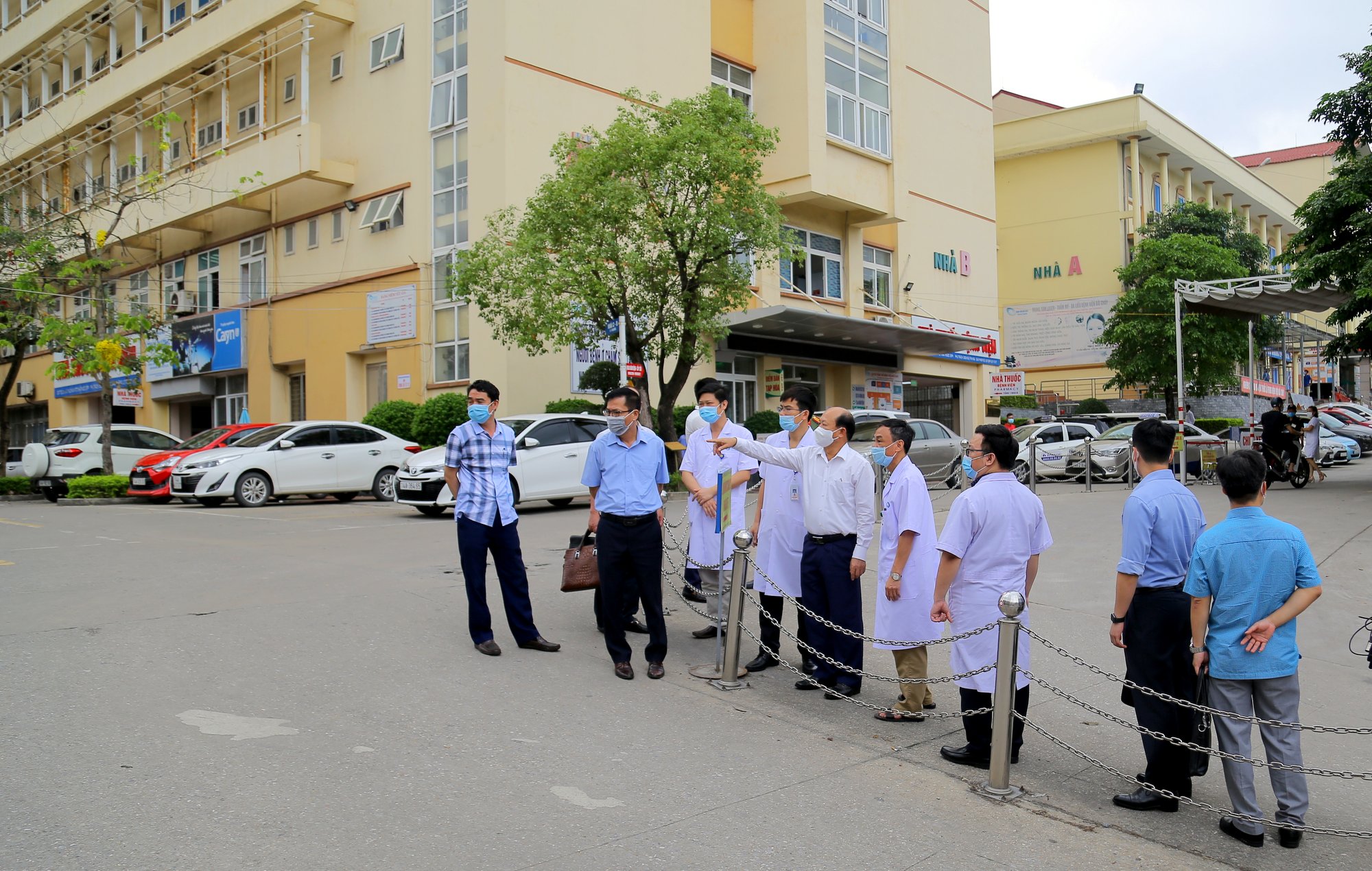 Đoàn kiểm tra thực tế khâu phân luồng, sàng lọc nhanh sức khoẻ đối với người đến viện tại 