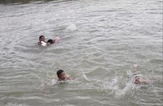 Nam Định: 18 học sinh rủ nhau tắm biển, cát sụt khiến 3 em mất tích